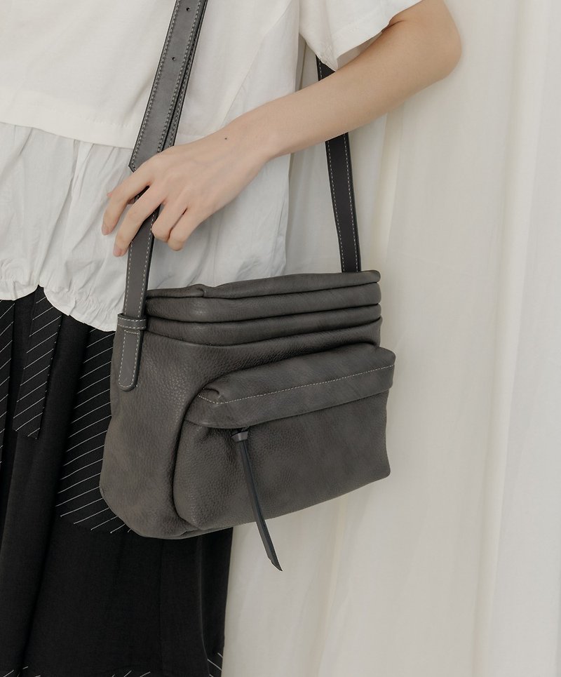supportingrole genuine leather minimalist streamlined design shoulder backpack black - กระเป๋าแมสเซนเจอร์ - หนังแท้ 