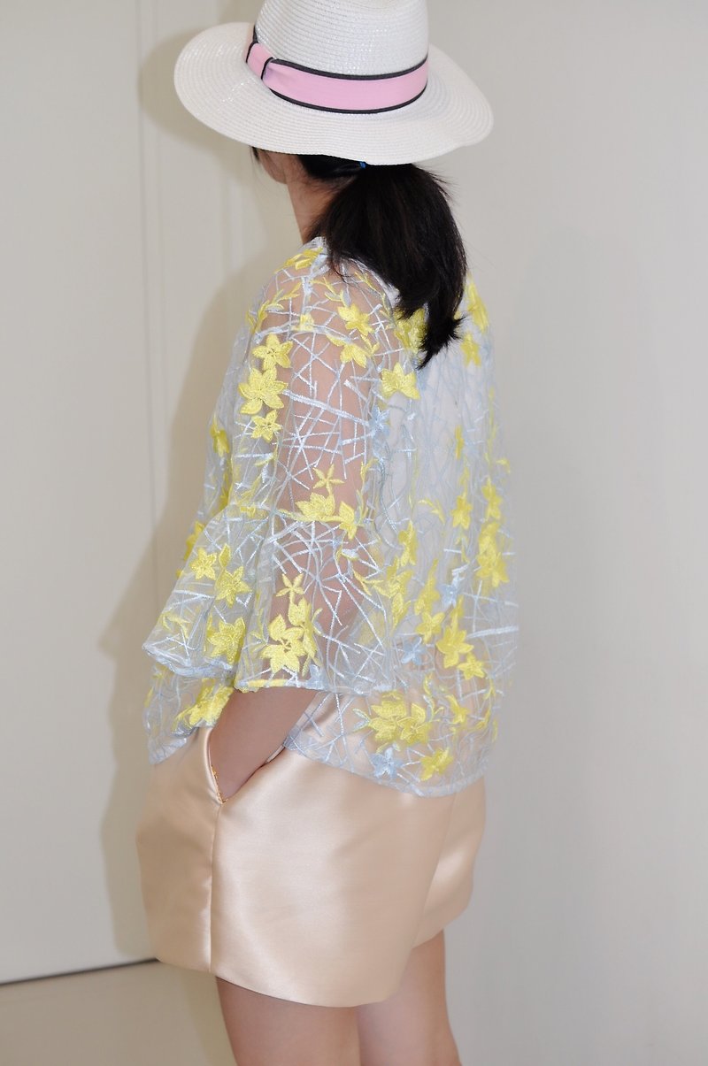 Flat 135 X Taiwan designer yellow flower lace fabric fresh temperament lotus leaf basket basket empty jacket simple three-dimensional cut party wear wear wedding wear can also be casual - กางเกงขาสั้น - เส้นใยสังเคราะห์ สีเหลือง