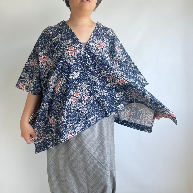 【1点もの】縦づかいのワイドプルオーバー -ウール着物地 小紋 紺に赤い花と葉 & 木綿地 薄灰水色 - 女上衣/長袖上衣 - 羊毛 藍色