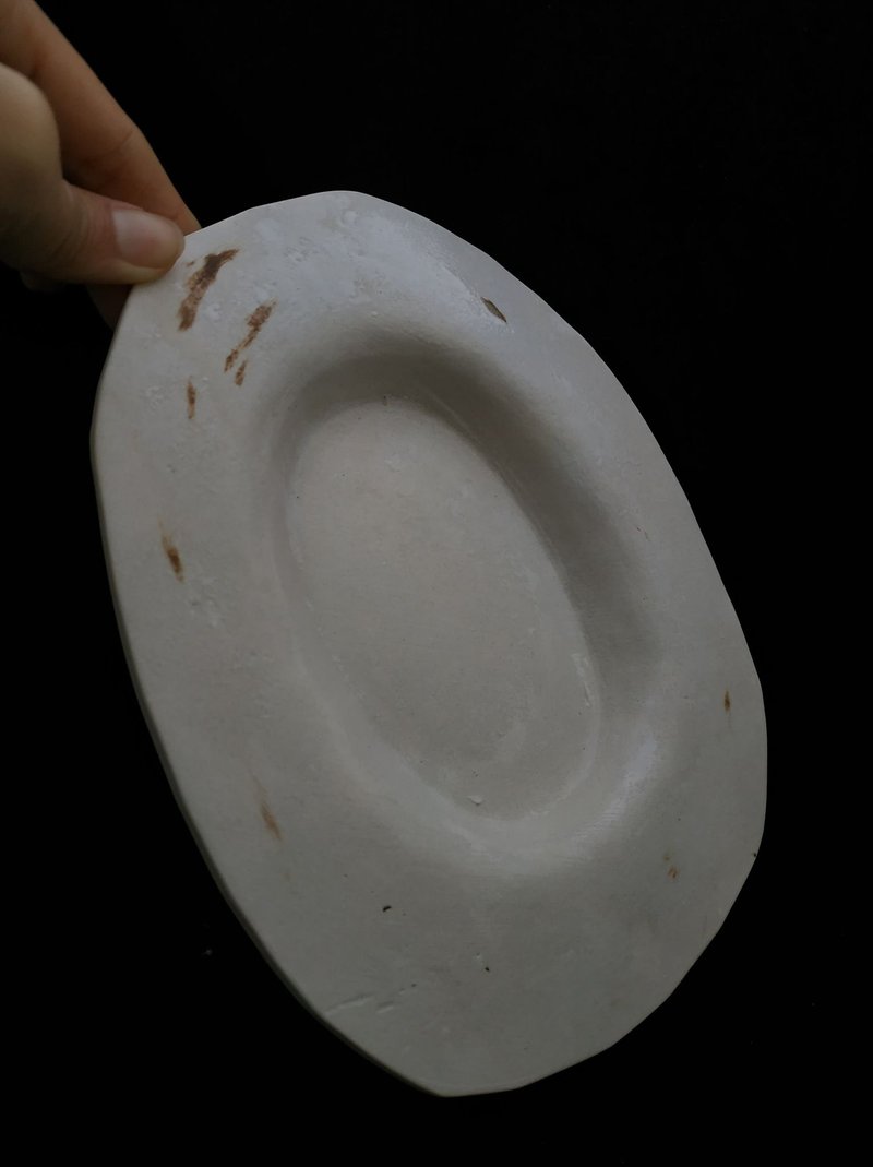 Plate / pure white stain - เซรามิก - เครื่องลายคราม 