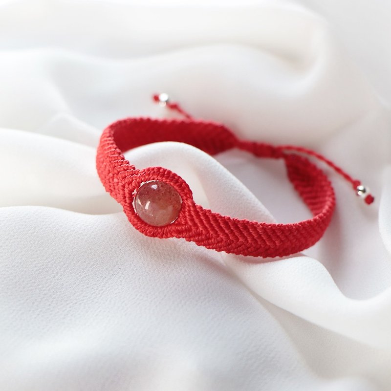 Love Love‧Red Rope丨Wax Strawberry Crystal 925 Sterling Silver Gift Bracelet-Red Customized - สร้อยข้อมือ - วัสดุกันนำ้ สีแดง