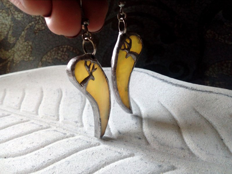 Tiny beige Glass DEER earrings. deer antler earrings. deer head earrings - 耳環/耳夾/耳骨夾 - 玻璃 卡其色