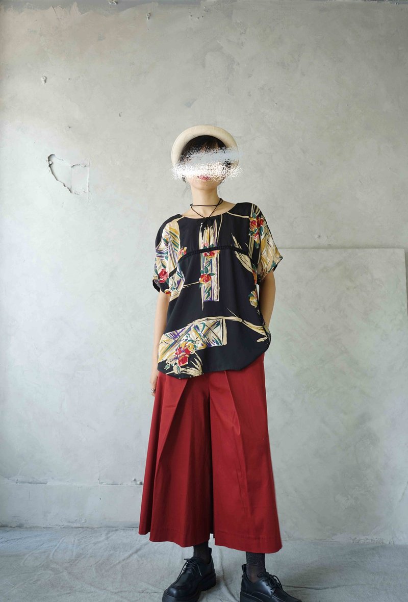 尋寶古著-歐風窗邊花景印花連袖黑色上衣 - 女上衣/長袖上衣 - 聚酯纖維 黑色