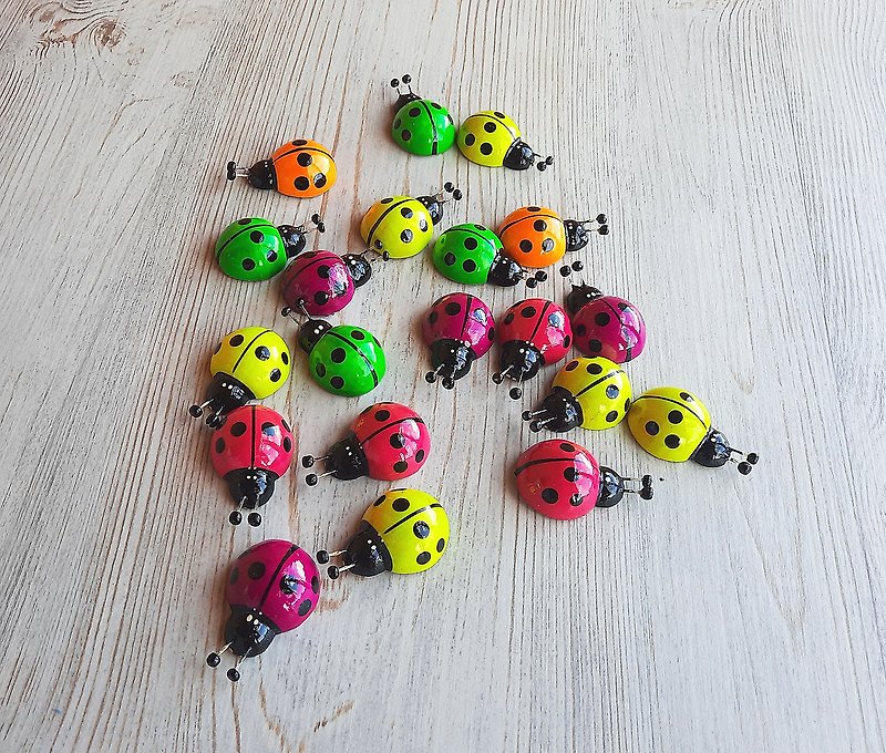 Multicolored wooden ladybugs fridge magnets – colorful ladybird fridge magnet - 裝飾/擺設  - 木頭 多色