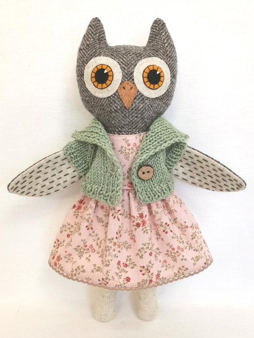 フクロウの女の子、ぬいぐるみ、手作りの織物の鳥のおもちゃ