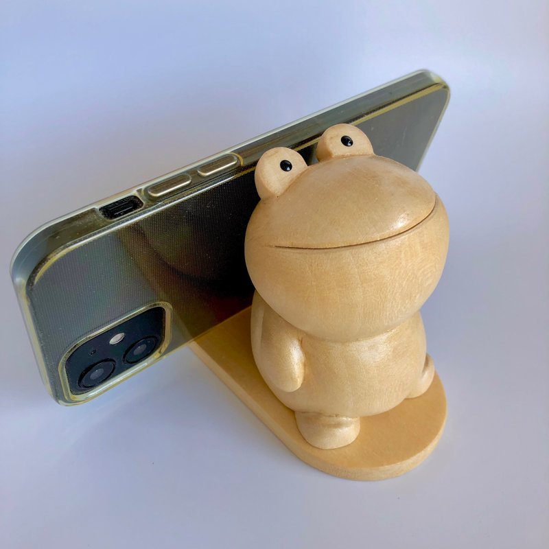 A wooden frog that can be used as a smartphone stand - Phone Stands & Dust Plugs - Wood 