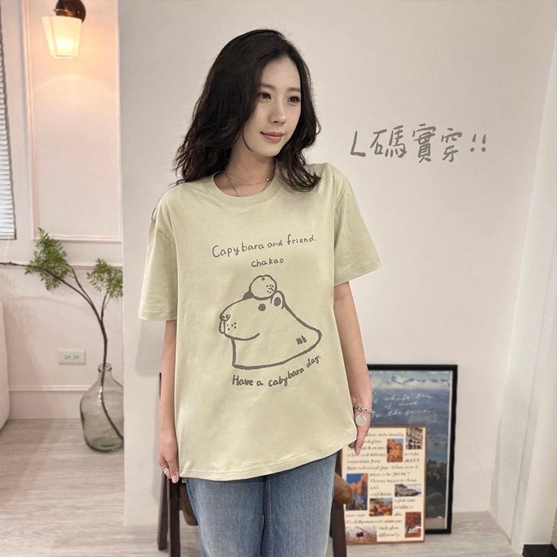 水豚與他的好朋友 短袖T恤 墨綠衣 灰 - 女 T 恤 - 棉．麻 綠色