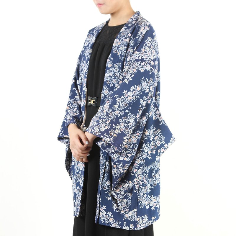 [Egg plants vintage] and blue flowers rain vintage kimono feather weave - เสื้อแจ็คเก็ต - เส้นใยสังเคราะห์ สีน้ำเงิน
