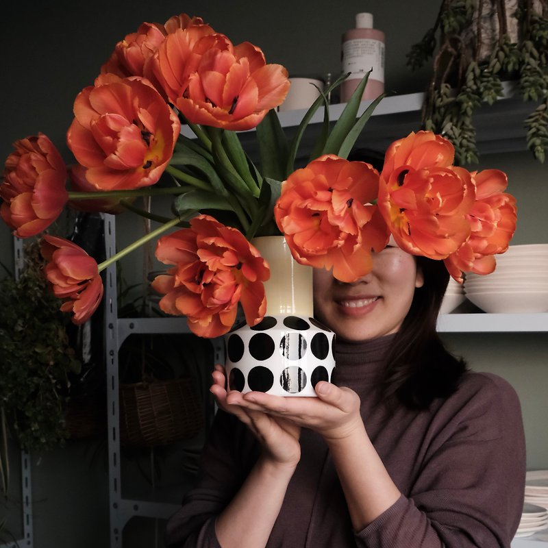 Ruffled ceramic vases of the Gemini series Hand-painted polka-dot flower arrangements Household products - เซรามิก - เครื่องลายคราม สีดำ