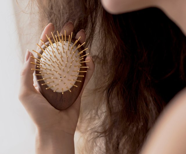 24Kゴールドメッキヘアブラシ　uffy Uffy 24K ゴールドメッキ 絡んだ髪をほぐすヘアブラシ - 人間