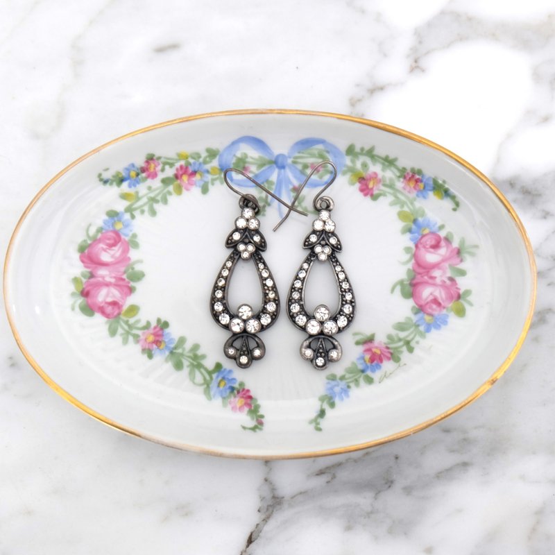 French Vintage Waterdrop-shaped Metal Earrings - ต่างหู - โลหะ ขาว