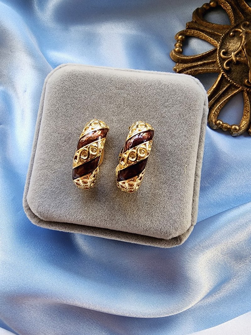 美國西洋古董飾品/ 彎形深咖琺瑯螺旋圖騰夾式耳環/古著首飾 - 耳環/耳夾/耳骨夾 - 其他金屬 