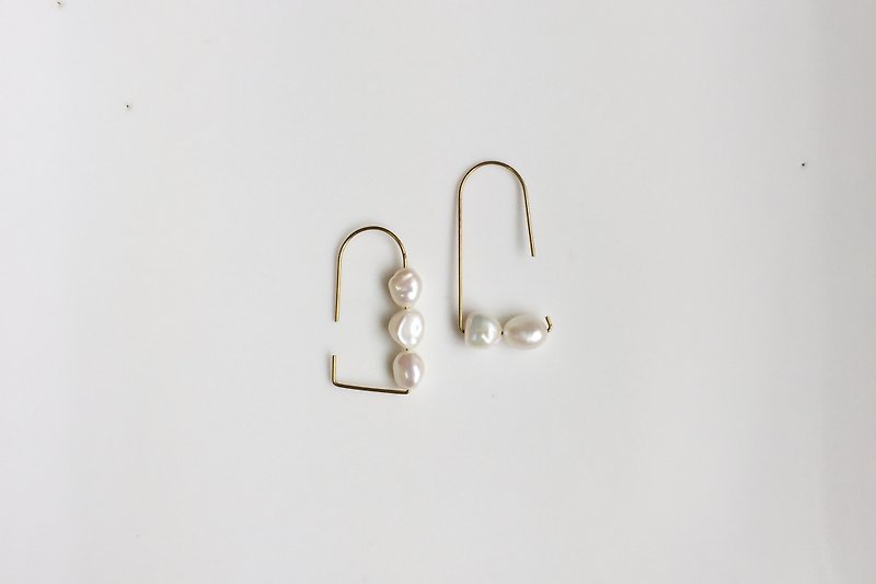 Hook 3+2 pearl shape earrings - Earrings & Clip-ons - Other Metals White