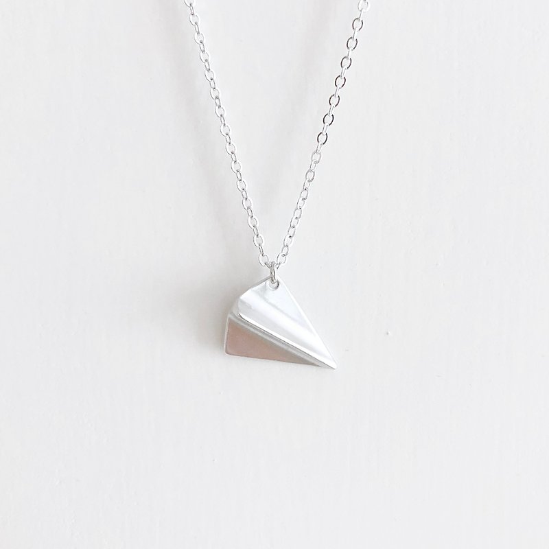 Silver plane. Paper airplane necklace Sliver. Paper Airplane Necklace - สร้อยคอ - โลหะ สีเงิน