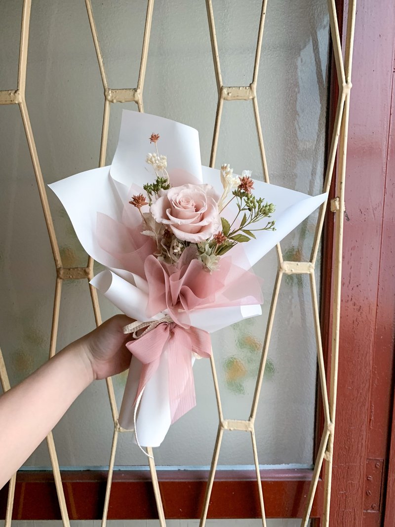 Romantic Korean-style flower bouquet Valentine's Day gift graduation bouquet roses - ช่อดอกไม้แห้ง - พืช/ดอกไม้ สึชมพู