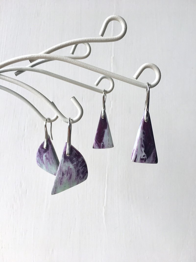 Charoite hook-earring brass - 耳環/耳夾 - 石頭 紫色