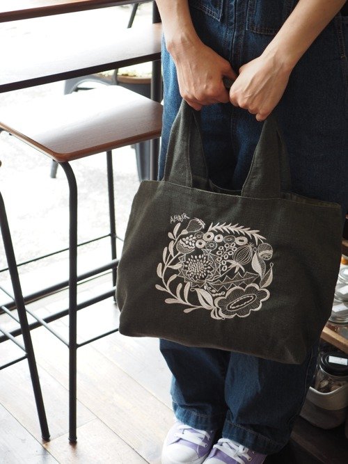 I wanted a tote bag like this AMBER original linen embroidery bag dark green