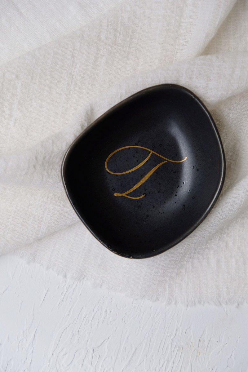 cottontail organic ceramic ring dish with personalized calligraphy - ของวางตกแต่ง - ดินเผา สีดำ