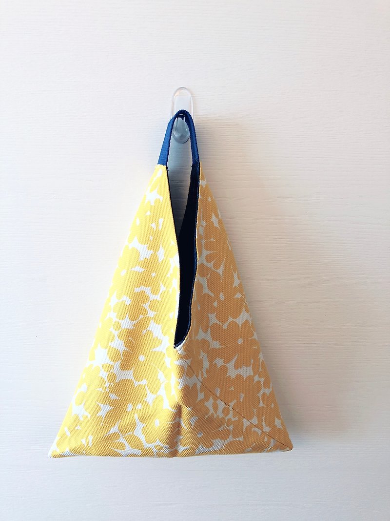Triangle Tote Bag - Rhubarb/Japanese Origami Bag - กระเป๋าถือ - ผ้าฝ้าย/ผ้าลินิน สีเหลือง