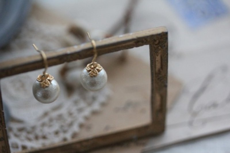 Cotton pearl and clover single earring