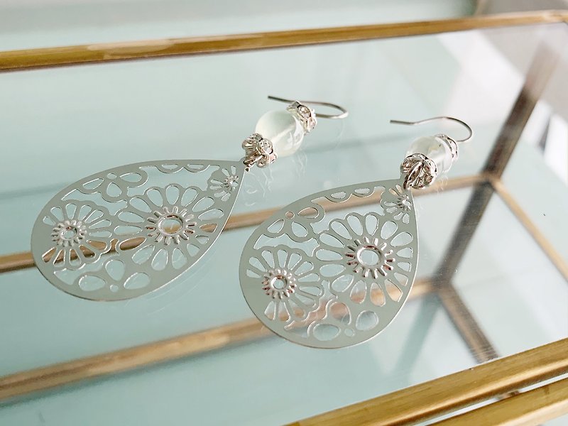 Natural stone prenite and openwork parts earrings / Clip-On that tell you to throw away - ต่างหู - เครื่องประดับพลอย สีเงิน