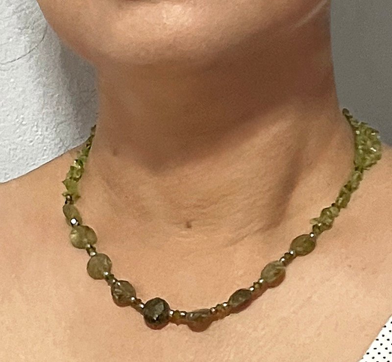 Peridot and silver  minimalist necklace, Stylist Necklace, healing gemstone Neck - 項鍊 - 寶石 綠色