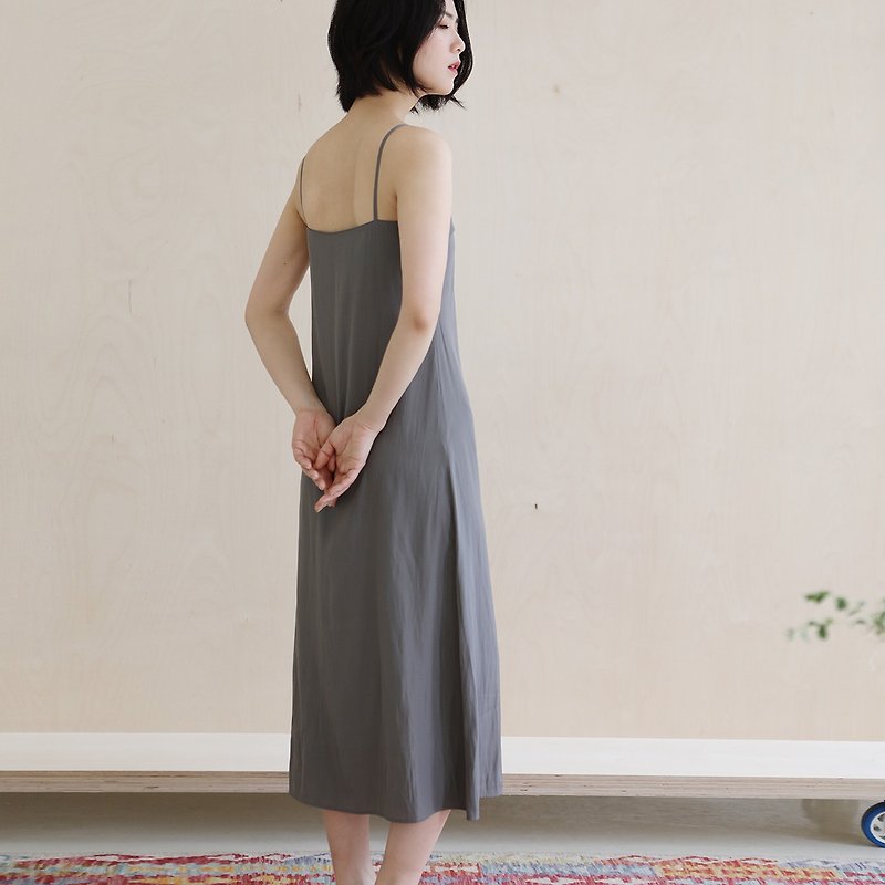 KOOW Lightweight and Cool Japanese Special Fabric Vacation Sling Long Skirt Slippery Dress - กระโปรง - ผ้าฝ้าย/ผ้าลินิน 