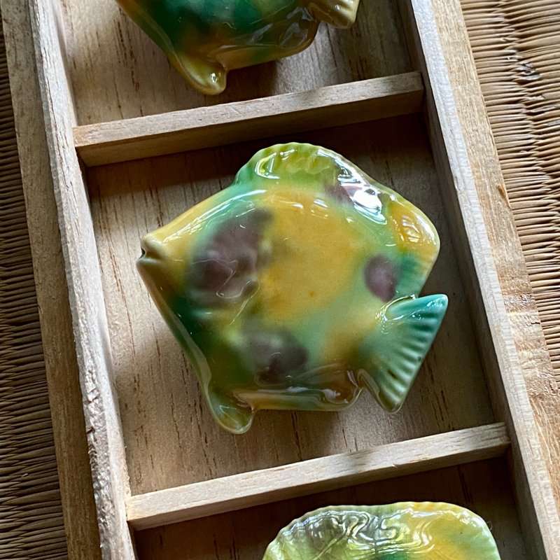 Old Japanese Nagasaki three-color fish-shaped chopstick holder, five pieces in a box - Chopsticks - Pottery Green