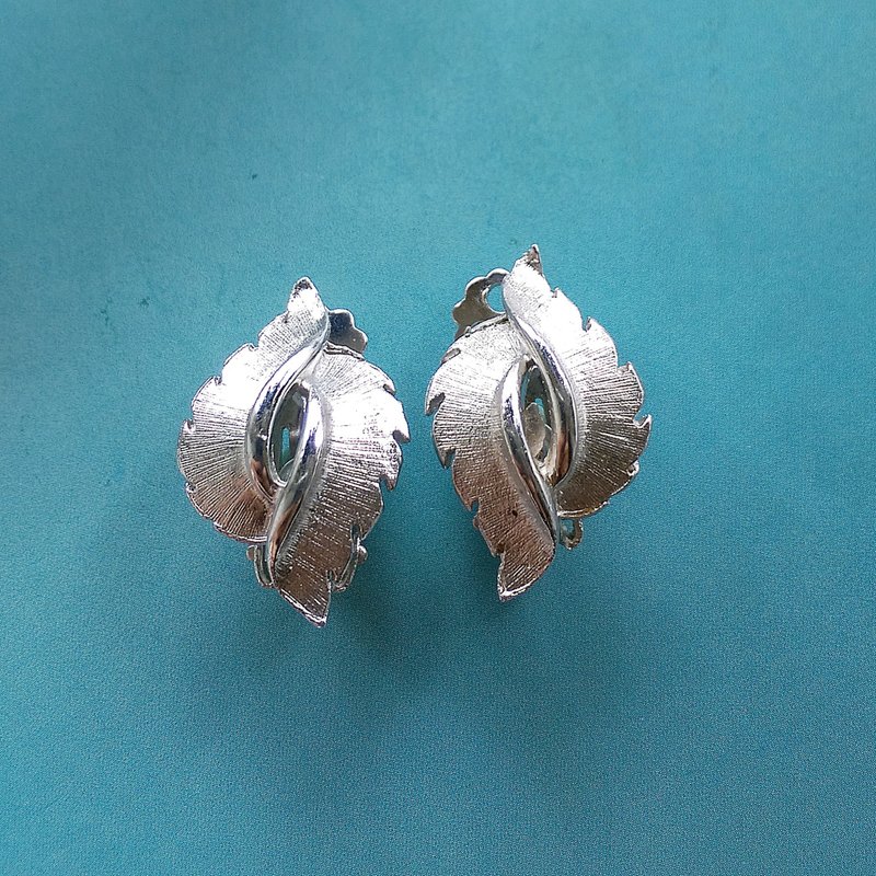 Vintage Jewelry 西洋古董飾品 銀色調 質感雙葉 夾式耳環 - Earrings & Clip-ons - Other Metals Silver