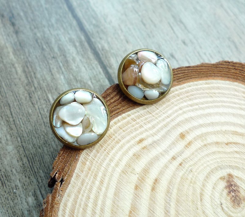 Misssheep - retro bronze X natural shell earrings - ต่างหู - โลหะ 