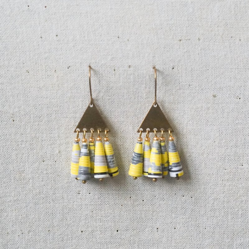 [Small roll paper hand-made/paper art/jewelry] yellow and gray pattern triangle earrings - ต่างหู - กระดาษ สีเหลือง