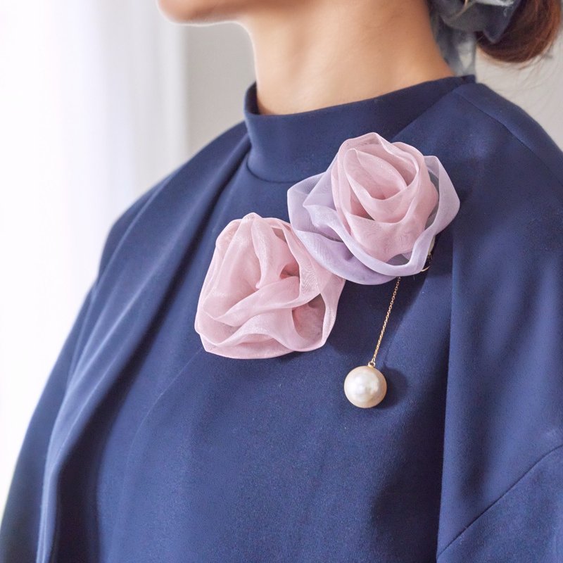 ペアで彩る咲き編みの花コサージュ | シャルム (パープル) - 胸花/手腕花 - 聚酯纖維 粉紅色