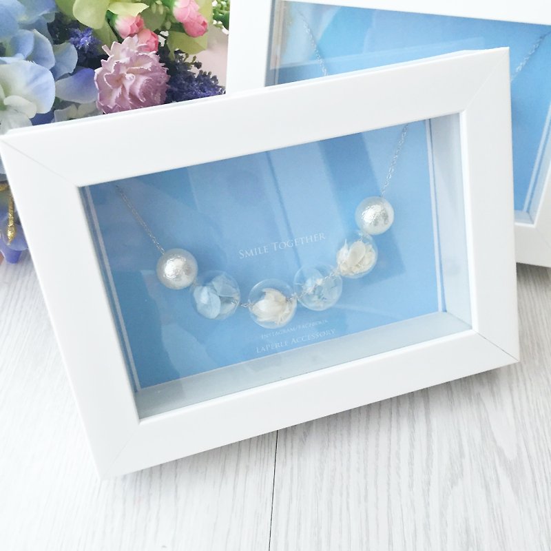 LaPerle early summer flowers blue and amaranth flowers and geometric glass beads transparent bubble bead necklace photo frame necklace necklace necklace birthday gift Preserved Flower Necklace - สร้อยติดคอ - แก้ว สีน้ำเงิน