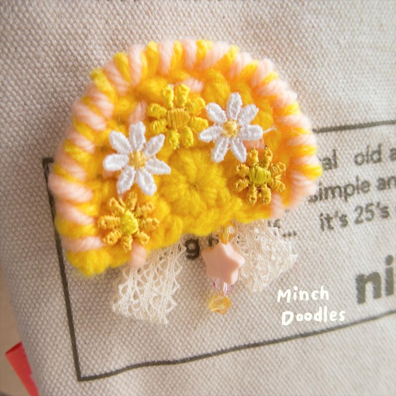 Crochet flower rainbow brooch - เข็มกลัด - ผ้าฝ้าย/ผ้าลินิน สึชมพู