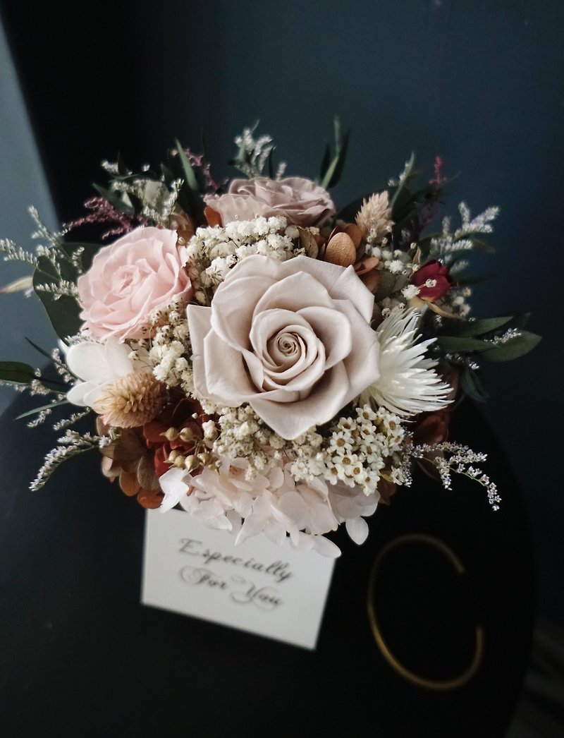 Mother's Day Mother's Day Flower Gift Selection Earth-tone Everlasting Flowers Immortal Flowers Roses Japanese Classic Color Table Flowers - ช่อดอกไม้แห้ง - พืช/ดอกไม้ สีกากี