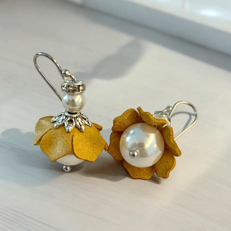 Leather Earrings Dancing Flower Elf Crystal Pearl Earrings - ของวางตกแต่ง - หนังแท้ สีเหลือง