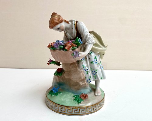 HappyDuckVintage 德國德累斯頓帶花的華麗復古小雕像女士