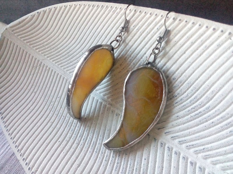 Yellow glass earrings. stain glass earrings. Paisley mod earrings. tiffany earri - 耳環/耳夾/耳骨夾 - 玻璃 黃色