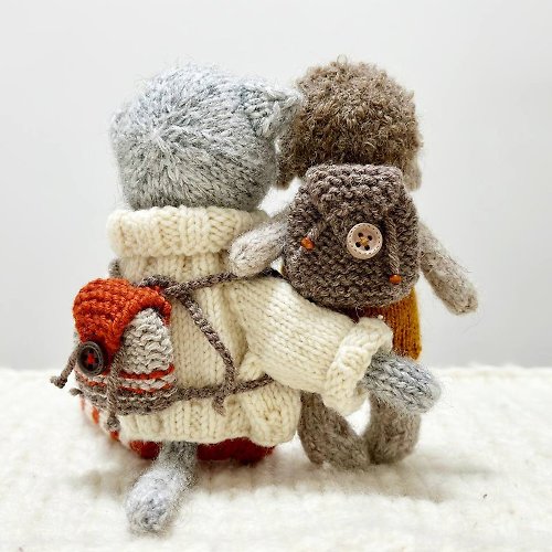 Cute Knit Toy BACKPACK for toys and dolls. Knitting pattern. English and Russian PDF.