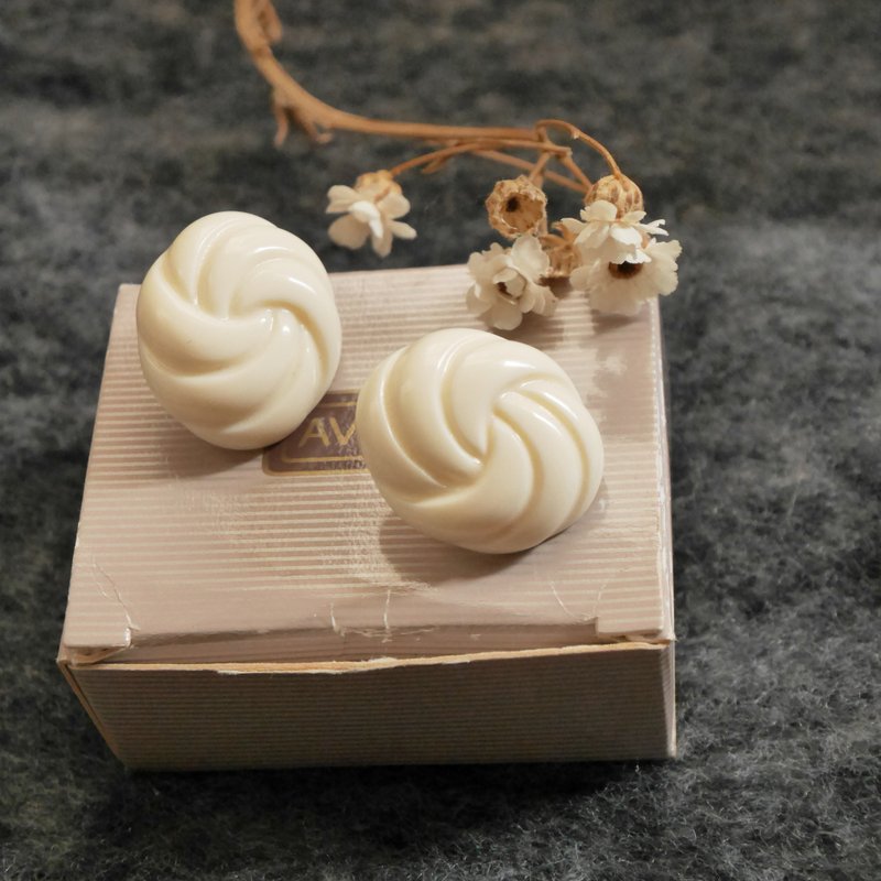 Antique 1988s plastic white twist pin earrings original box P598 - ต่างหู - โลหะ สีทอง