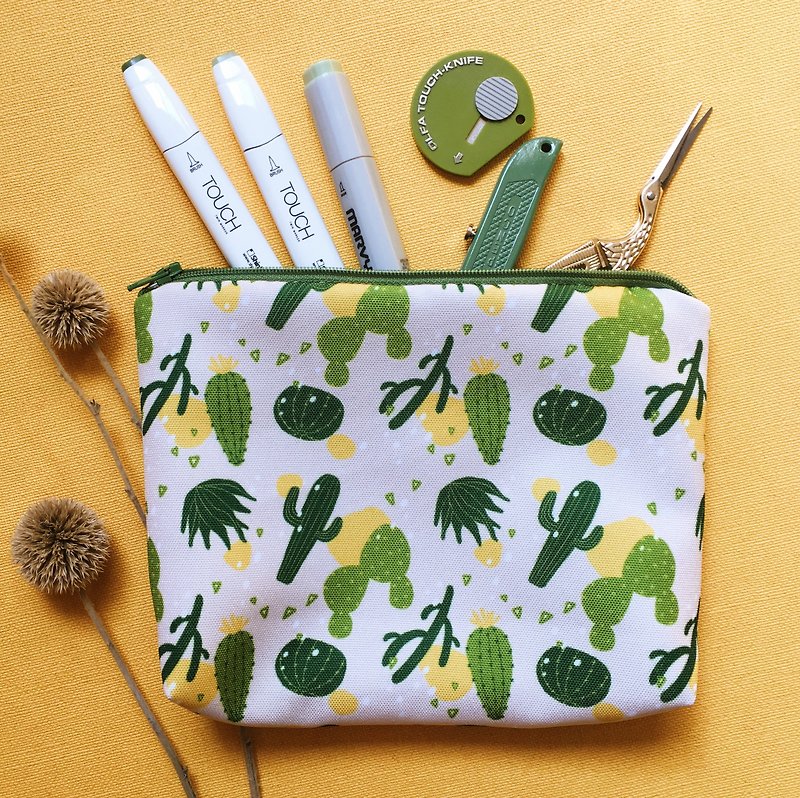 Prickly Forest Makeup Bag / Storage bag - กระเป๋าเครื่องสำอาง - ผ้าฝ้าย/ผ้าลินิน สีเขียว