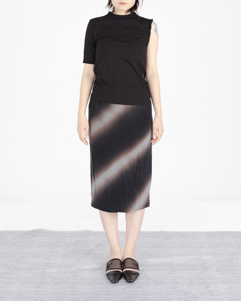 HIGHNECK TEE W/ CUTOUT DETAILS (BLACK) - 女 T 恤 - 環保材質 紅色