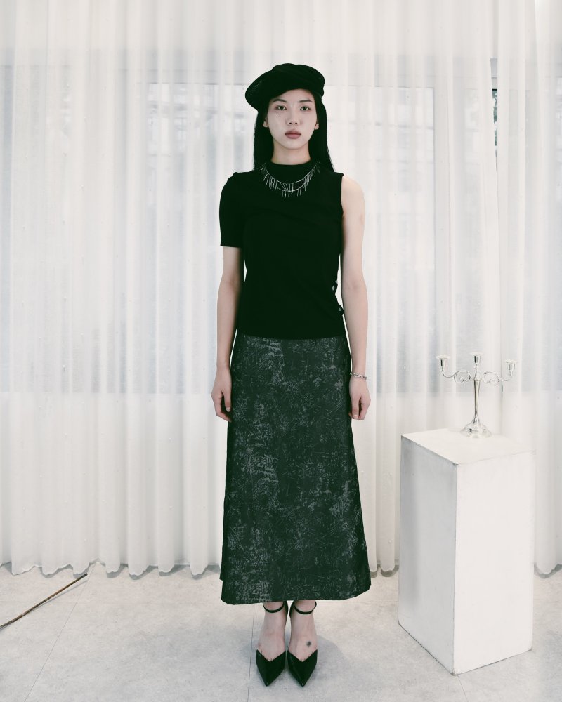 HIGHNECK TEE W/ CUTOUT DETAILS (BLACK) - เสื้อยืดผู้หญิง - วัสดุอีโค สีแดง