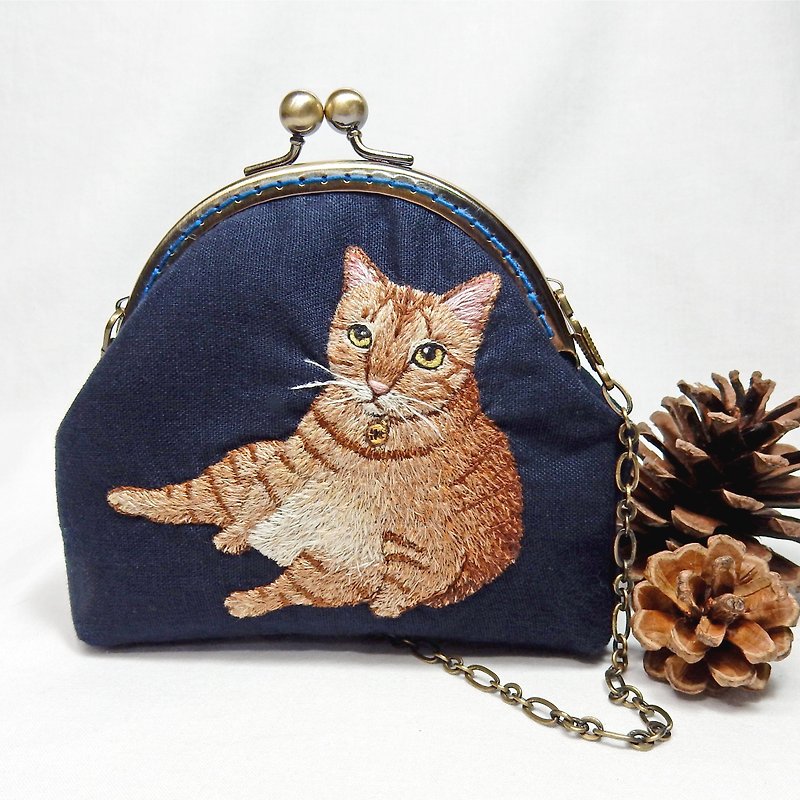 Exclusive custom hand-embroidered pouch - กระเป๋าถือ - ผ้าฝ้าย/ผ้าลินิน สีส้ม