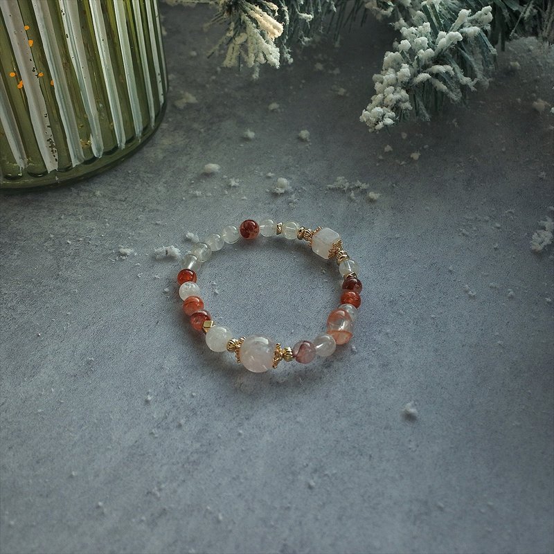 Season's Greetings :: Red Gum Flower/White Snowflake Ghost Bracelet - สร้อยข้อมือ - คริสตัล สีแดง