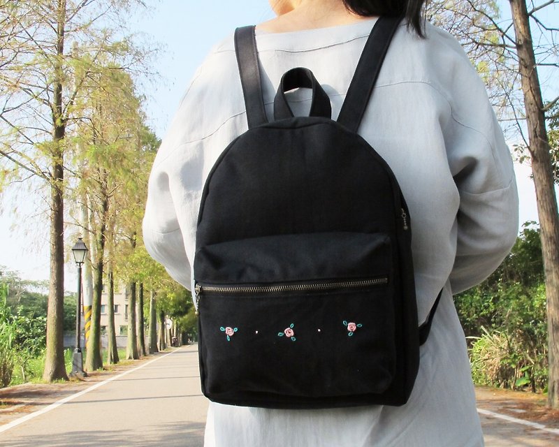 [Hand embroidery] Rose quietly open after the backpack / inside storage thick cotton canvas universal travel bag - กระเป๋าเป้สะพายหลัง - ผ้าฝ้าย/ผ้าลินิน สีดำ