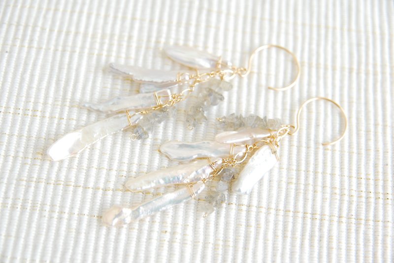 Long poppy pearl and labradorite earrings (14K gold gf) - Earrings & Clip-ons - Gemstone White