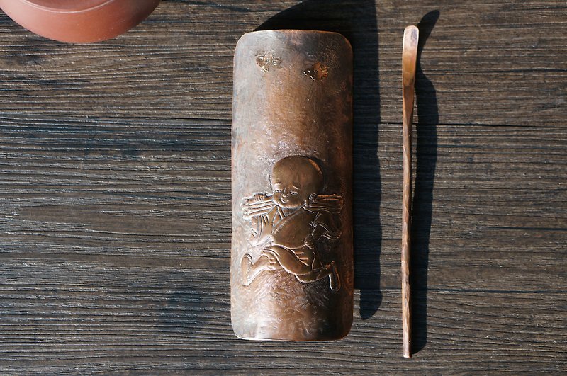 ハンマー模様のお茶が刻まれた手作りの赤銅のノミは小さな僧侶禅です - 置物 - 金属 ゴールド