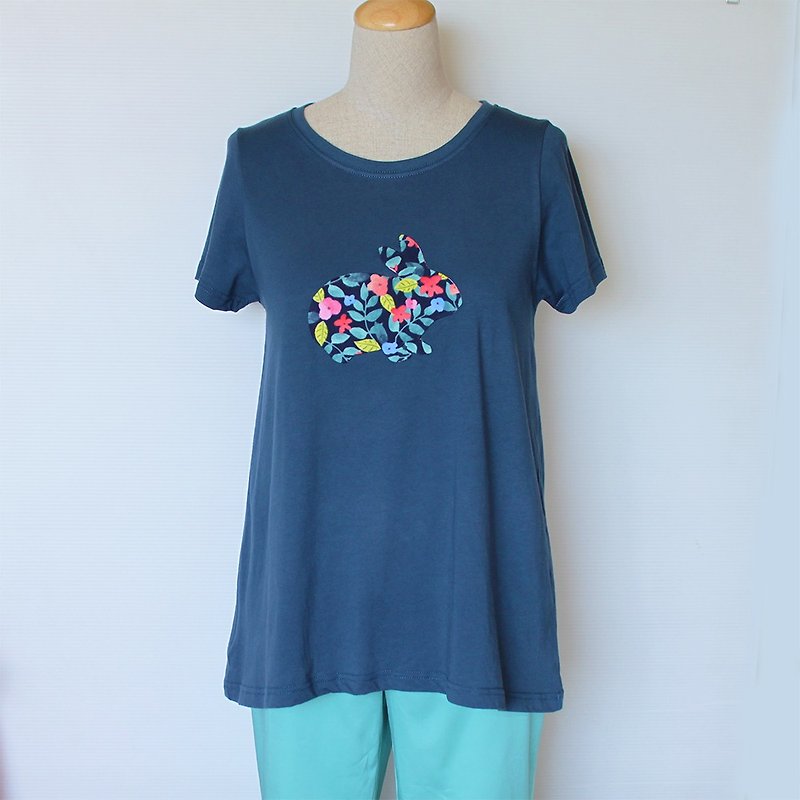 Floral patch rabbit micro-length short-sleeved T-shirt - Women's T-Shirts - Cotton & Hemp Blue