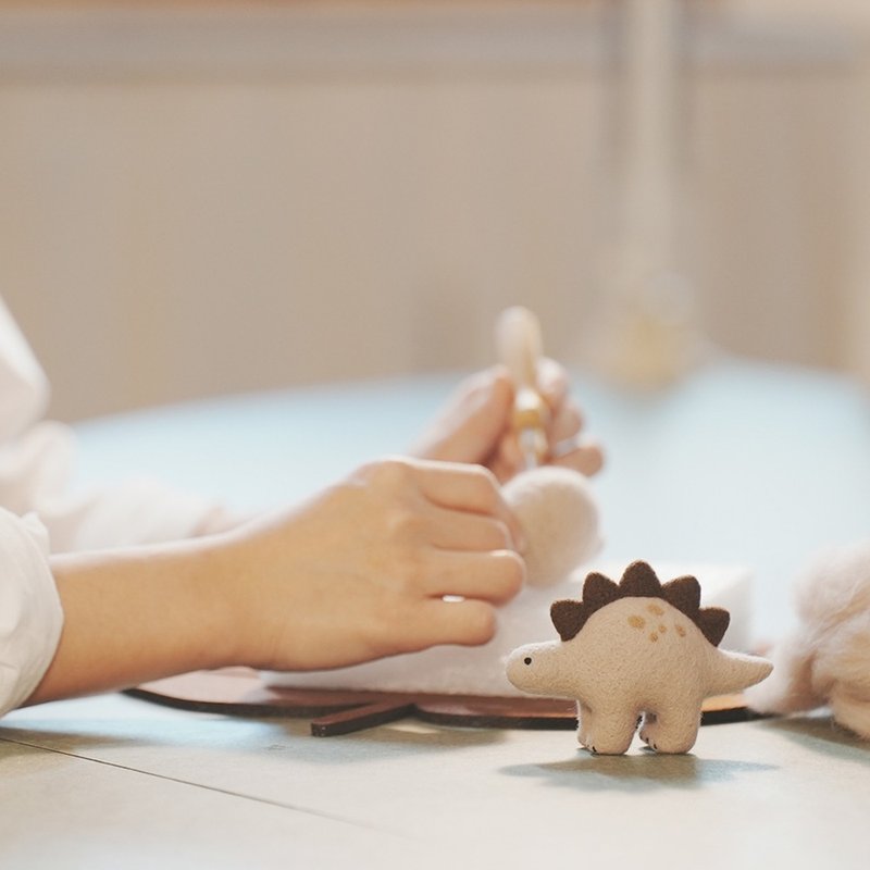 Leyang・Haohaohaoyu wool felt material pack-stegosaurus that can’t sting - Knitting, Embroidery, Felted Wool & Sewing - Wool Khaki